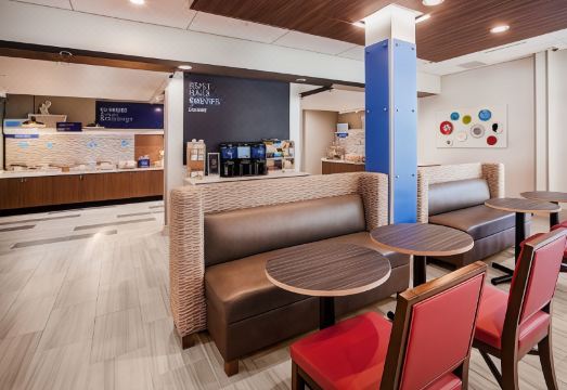 4. 홀리데이 인 익..