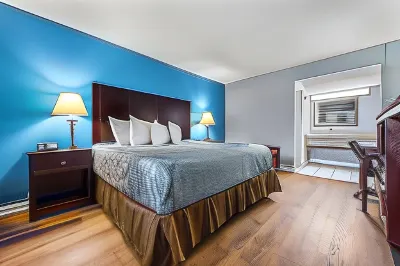 Super 8 by Wyndham Florence or Hotel a Florence