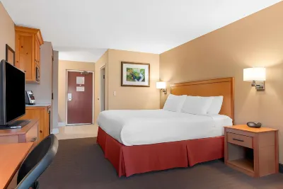 Best Western Plus Olympic Inn Hotels near Klamath Art Association