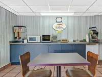 Super 8 by Wyndham Niagara Falls North Hotels near Thompson Point