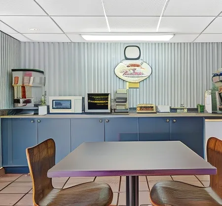 Super 8 by Wyndham Niagara Falls North