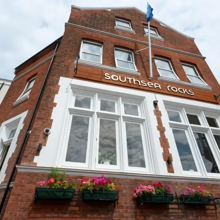 Southsea Rocks Hotel Отели рядом с достопримечательностью «Пристань для яхт Хаслар»
