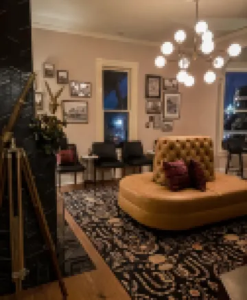 戈斯必豪斯旅館，四姐妹酒店