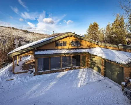 Cozy mountain retreat, views of Grand Teton, 30 minutes to JHMR and downtown. Hotels in Hoback