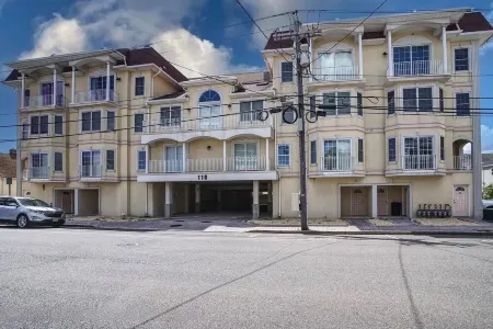 Seaside Townhouse, 4BD, 4 Bath, Rooftop deck with ocean/bay views, walk to beach