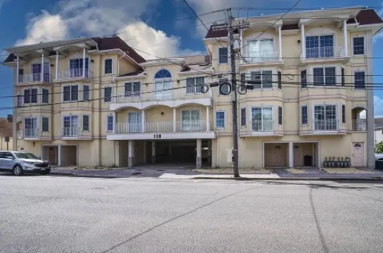 Seaside Townhouse, 4BD, 4 Bath, Rooftop deck with ocean/bay views, walk to beach