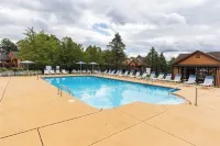 Cozy Mountain Getaway w/Hot Tub at Seven Springs Resort