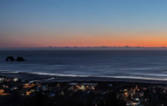 Romantic Tropical-themed Bungalow by the Sea. Pet Friendly!! Sleeps 2 락커웨이비치 호텔