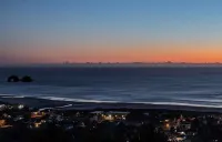 Romantic Tropical-themed Bungalow by the Sea. Pet Friendly!! Sleeps 2 Hotel a Rockaway Beach