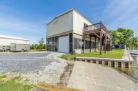 Cozy Bayou Fishing Camp on Brady Road with private Boat Launch and great views!