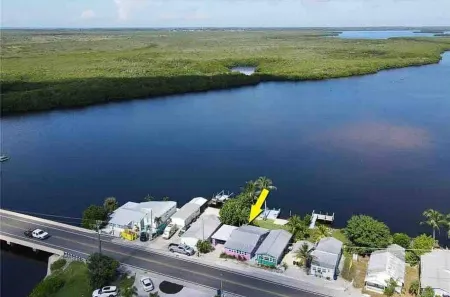 Matlacha Cottage 2/2 remodeled& sunsets! Отели в г. Matlacha