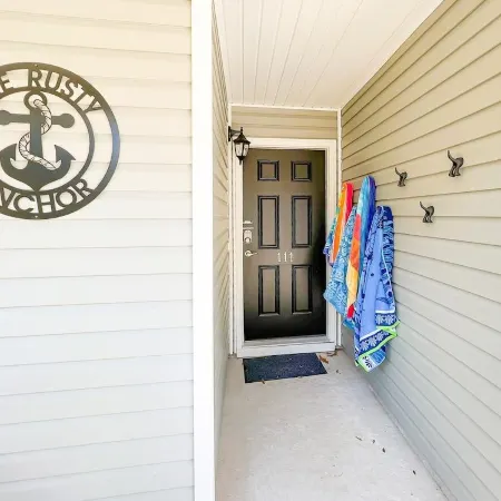 Rusty Anchor OKI - Walk to the Beach, Pet Friendly, Fenced Yard!