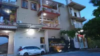 Hennoyustian Homestay Hotel dekat CV Toserba Sunan Drajat