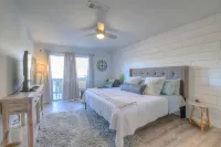 Luxury condo, DISCOUNTED RATES…steps to Lake, sleeps 10, near Yacht Club!