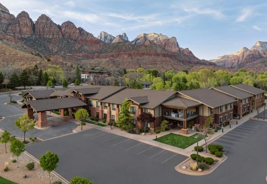 3. 햄프턴 인 & ..