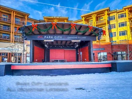 Close to Cabriolet Lift with Private Shuttle Service - Stunning Townhome Отели в г. Снайдервилл