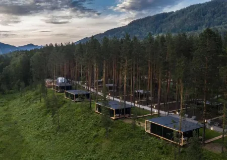 Pinewood Resort & Spa Recreation Center Отели рядом с достопримечательностью «Дом Перевертыш»
