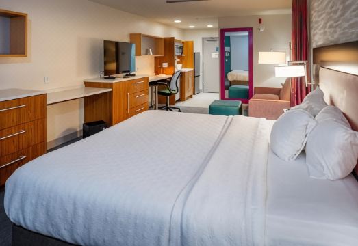 홈2 스위트 바이 힐튼 세인트루이스/포레스트 파크의 넓은 객실 전경