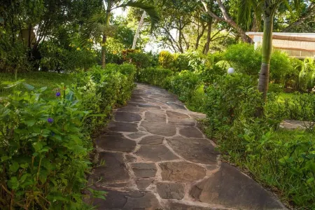 Relax and rejuvenate in South Coast of Kenya: Beach front property sleeps 6 , Отели в г. Мсамбуэни