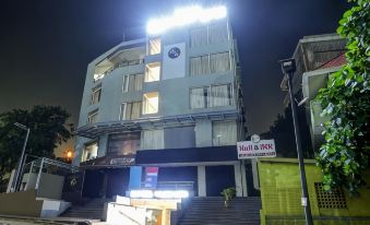 Treebo Blak & Wite Rk Beach