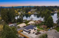 Beautiful lakeside retreat,close to SeaTac Airport,pet friendly,EV charging,WiFi