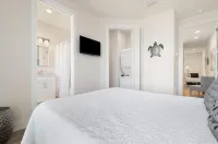 Charming 2-bedroom townhome with AC and WiFi in Pensacola Hotel dekat University of West Florida Innovation Institute