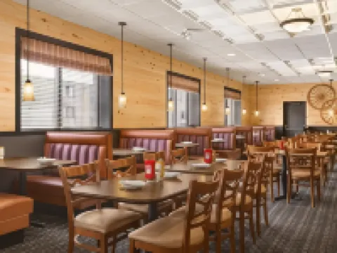 Days Inn by Wyndham Fallsview Hotel di Niagara Falls