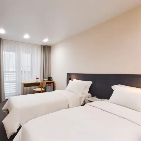 AZIMUT Сити Отель Тюмень (Азимут Тюмень) Отели рядом с достопримечательностью «Памятник бездомной собаке»