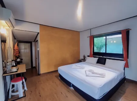 The Raft Land Resort Отели рядом с достопримечательностью «Wat Khuan Khao Laem»