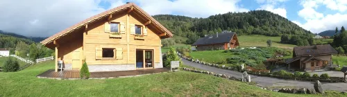 Charming chalet located on the edge of a lake with views of the ski slopes