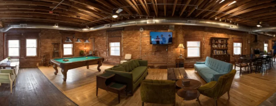 Art Alley Attic – Spacious Loft Near Breweries, Distilleries, Bars in Crossroads