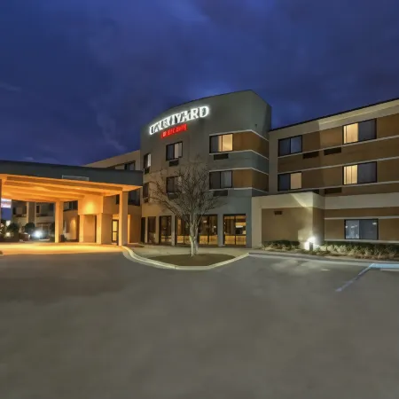 Courtyard Alexandria Отели в г. Вудворт