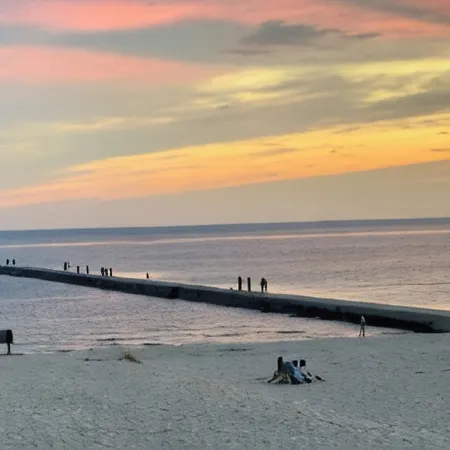 Beachfront Home on Lake Michigan beach. Spectacular sunsets, walk to downtown. Отели в г. Франкфорт