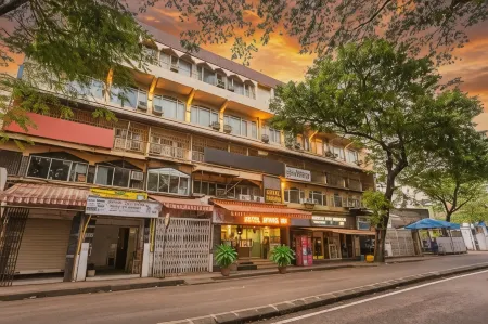 FabHotel Spring Inn - Nr Borivali Station Отели рядом с достопримечательностью «Глобал Випассана Пагода»