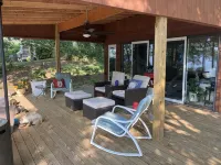 Lakefront cottage on rustic setting in cove - 3 tähden