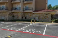 La Quinta Inn & Suites by Wyndham Marble Falls - parking