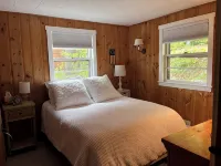 Charming lakefront 2-bedroom cottage with private beach & dock. - 4 tähden