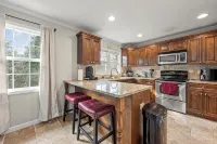 The Rhitreat, 2BR, 10 Min to Downtown & Airport - Bungalows