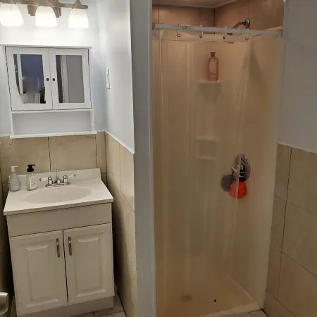 Cozy, Charming and Private Guest House Near JFK, LIRR, NYC! Отели рядом с достопримечательностью «Железнодорожная станция JFK Air Train»