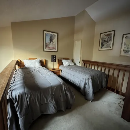 3 Bed, 2 Bath; Near Ski Resorts stream view Great Pool, Hot Tubs, Covered Garage