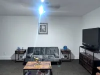Convenient Walkout Basement Apartment, private entrance in Aurora with WiFi - บังกะโล