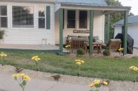 Emerald & Ivory Cottage - 2-Star
