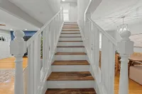 Charming 3-bedroom For Big Families in fabulous Cleveland with AC, WiFi - balcony
