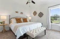 The Point Serene Hill Country Views with Pool & Hot Tub