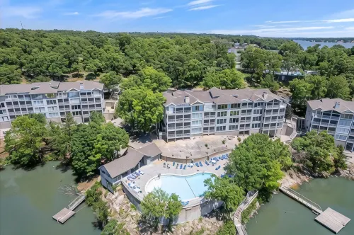 Lakefront Condo With 2 Pools, Courts, Trails & Patios at 12mm - Alojamientos