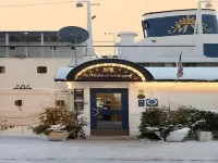 Mälardrottningen Yacht Hotel Отели рядом с достопримечательностью «Арена «Циркус»»