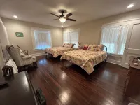 Beautifully restored home in historic Blackstone District - 방갈로