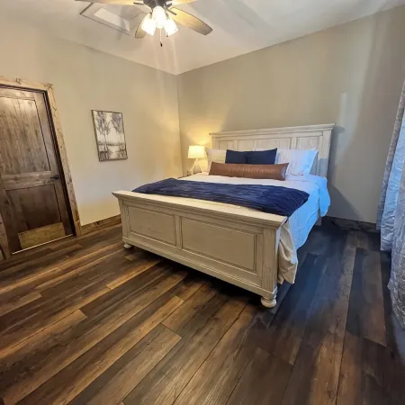Spacious 6-bedroom lodge with stunning lake views of Table Rock Lake in Branson!