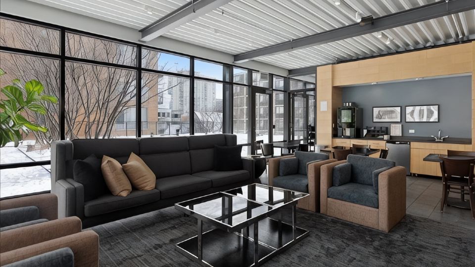 Executively Appointed Condo, w/resort amenities, IND GAR, Pool, Gym+ Biz Lounge