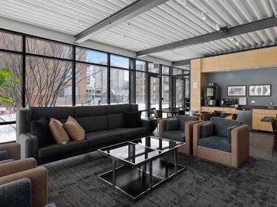 Executively Appointed Condo, w/resort amenities, IND GAR, Pool, Gym+ Biz Lounge
